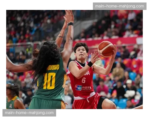 分析报告：VAR介入时机对比赛流畅度的影响，尤其在打断潜在反击时引发讨论