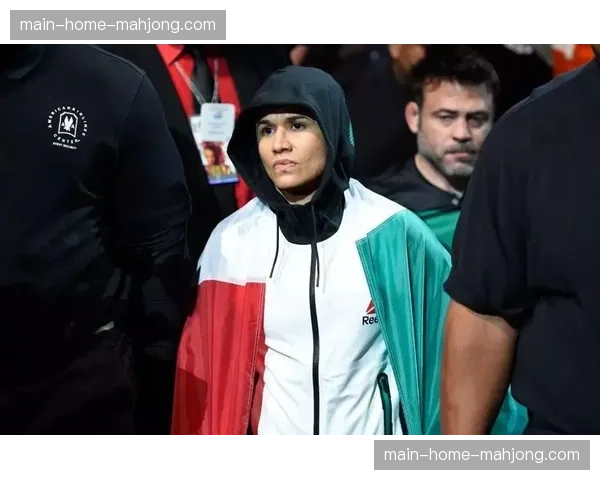 现场消息：UFC 302副赛中，一场女子草量级比赛因选手意外头撞提前终止